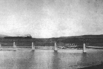 Un tren cruza por el viaducto de Gustave Eiffel en Alconétar, unos treinta kilómetros al norte de Cáceres
